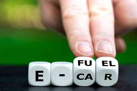 E-Fuel auf Holzwuerfel