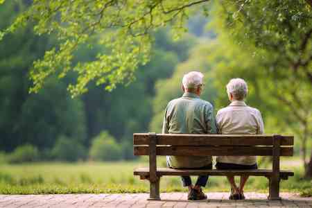 Rentner auf Parkbank