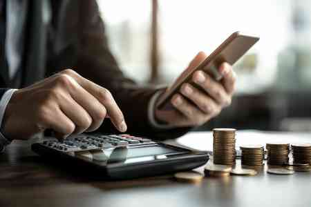 Mann mit Taschenrechner