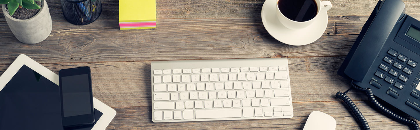 Tisch mit Büroutensilien